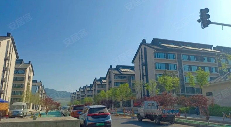 远洋五里春秋16号楼2单元102室（下叠带库房及2车位）