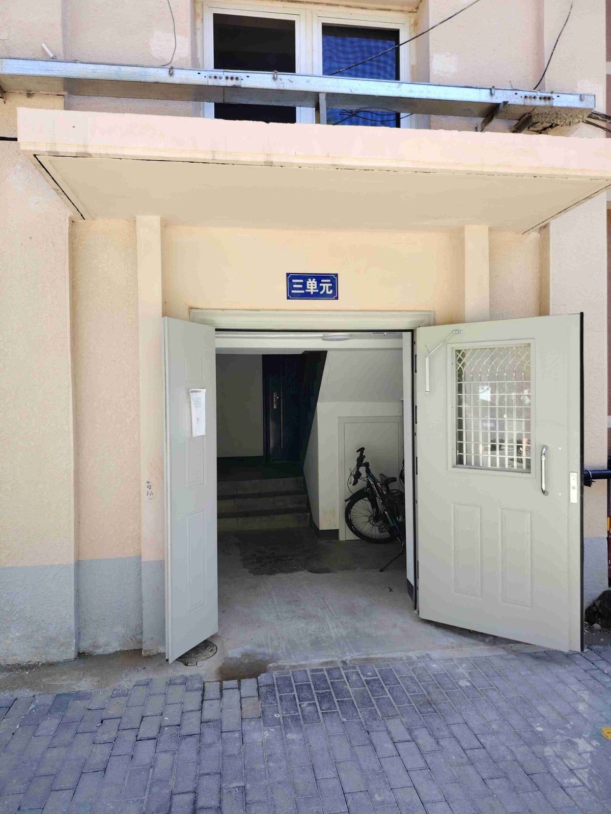 六一小学教工楼1号楼3单元301室